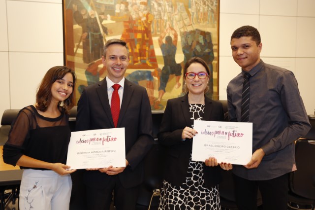 Estudantes de duas universidades brasileiras vencem a etapa nacional do concurso ensaios universitários #IdeiasParaOFuturo
