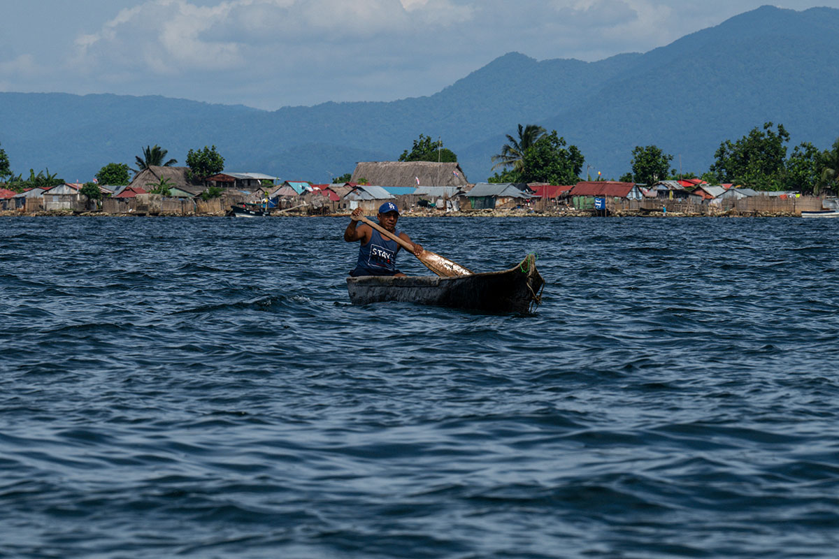 El pueblo indígena Guna, en Panamá, ve crecer las aguas que rodean la isla Carti Sugtupu. Por ello, el gobierno ha instaurado un plan de 300 viviendas para reubicarlo.