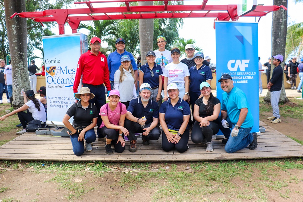 Voluntarios CAF participan en limpieza de playas en Panamá