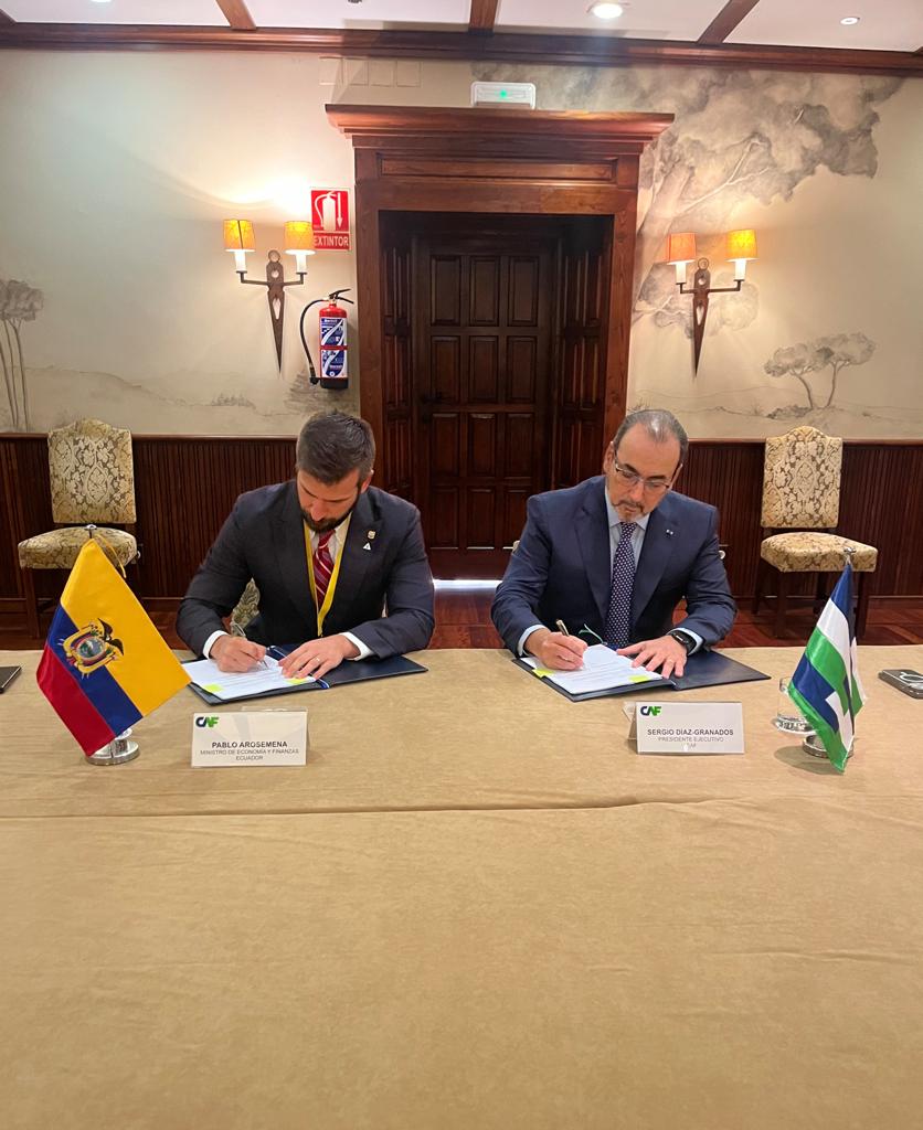 CAF e Governo do Equador assinam contrato de empréstimo de US$ 200