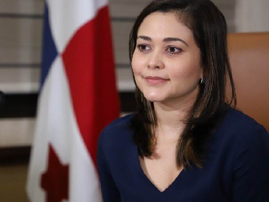Janaina Tewaney Mencomo