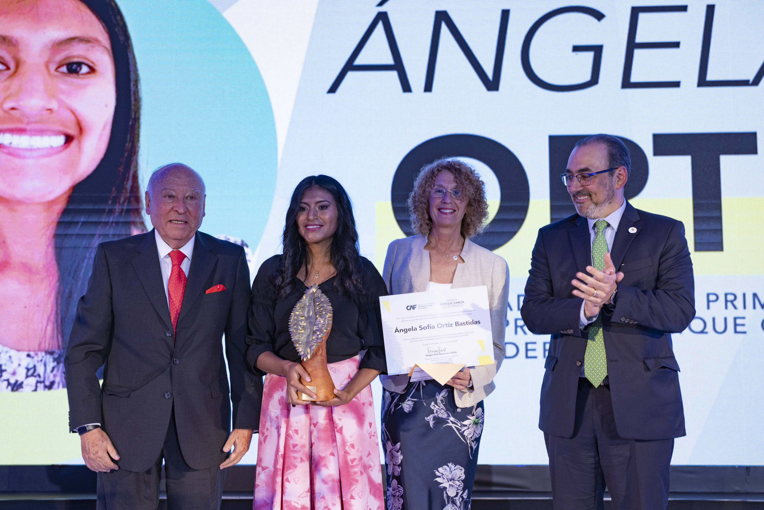 Jovem equatoriana ganha o prêmio Enrique García de Liderança