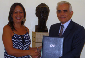 CAF doa equipamentos à Fundapatrimonio para limpeza e manutenção do Parque Los Caobos