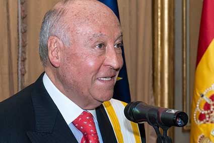 Enrique García, recebe a condecoração Grã-Cruz da Ordem de Isabel a Católica